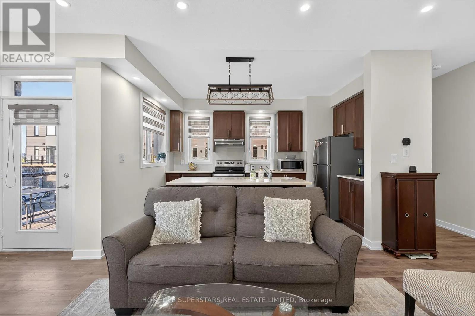 130 - 590 NORTH SERVICE ROAD