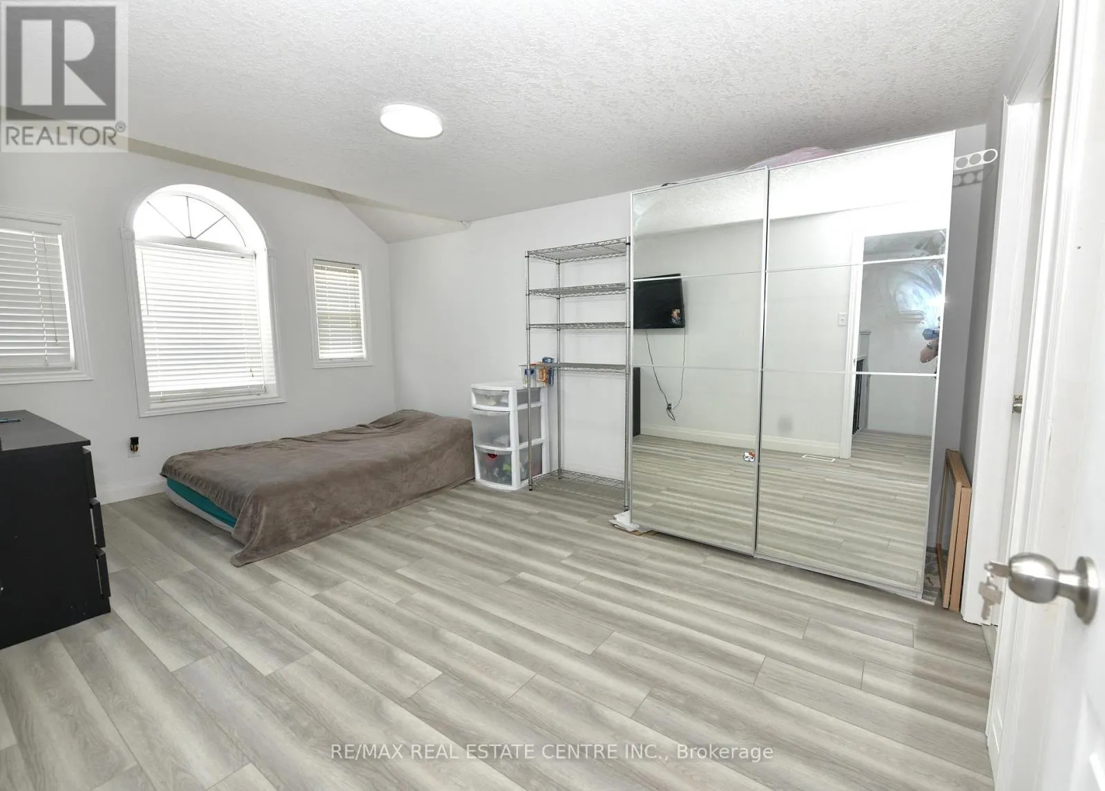 260 BRIDLEWREATH STREET