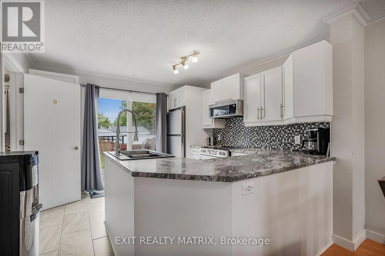 712 NELSON STREET W