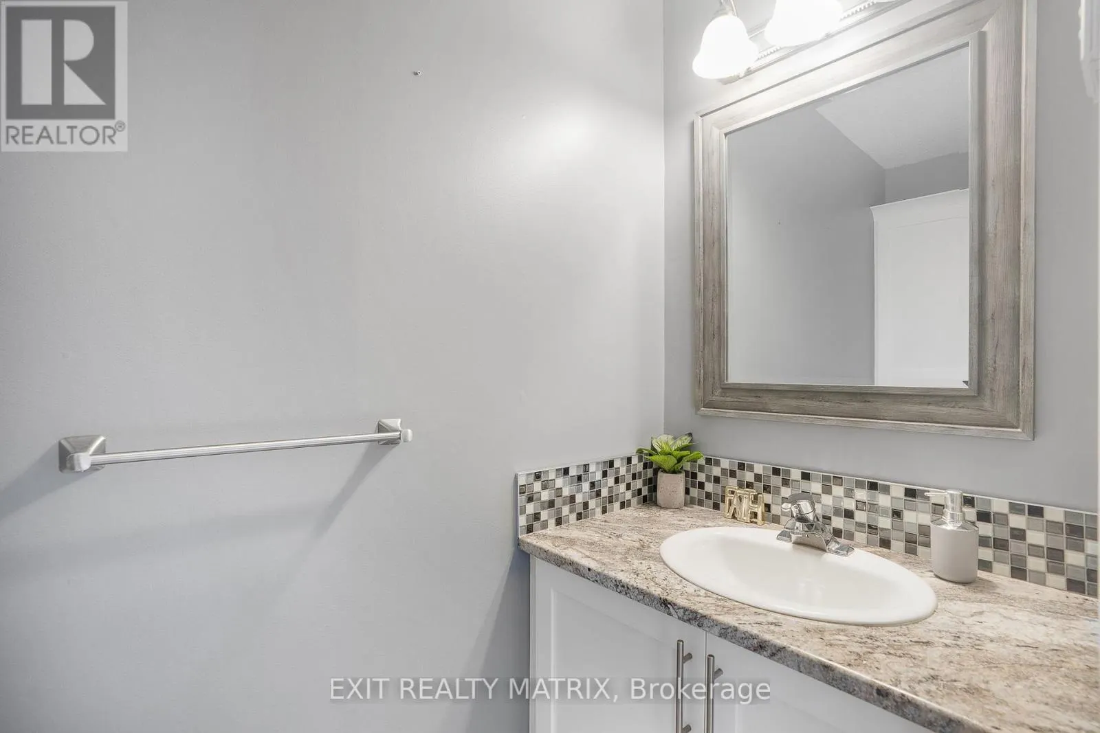712 NELSON STREET W