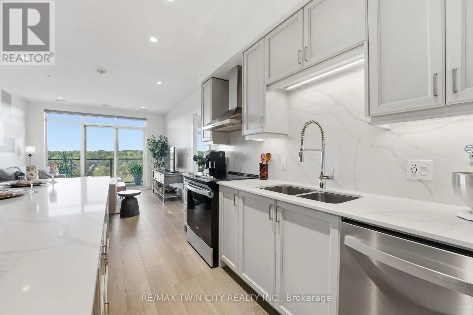 1410 - 15 GLEBE STREET