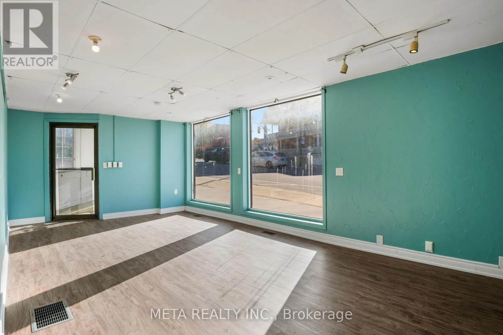 3 HASTINGS STREET N