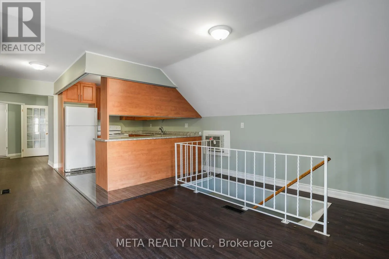 3 HASTINGS STREET N
