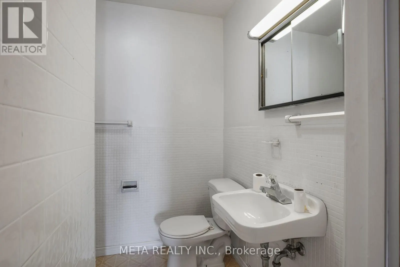 3 HASTINGS STREET N
