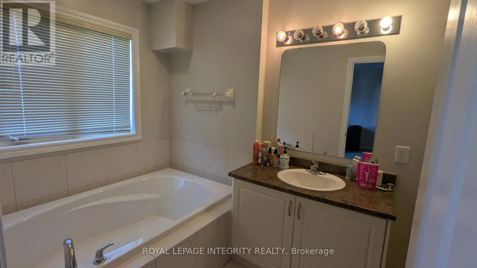 215 BADGELEY AVENUE