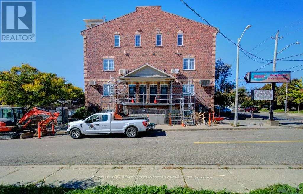 555 KING STREET E