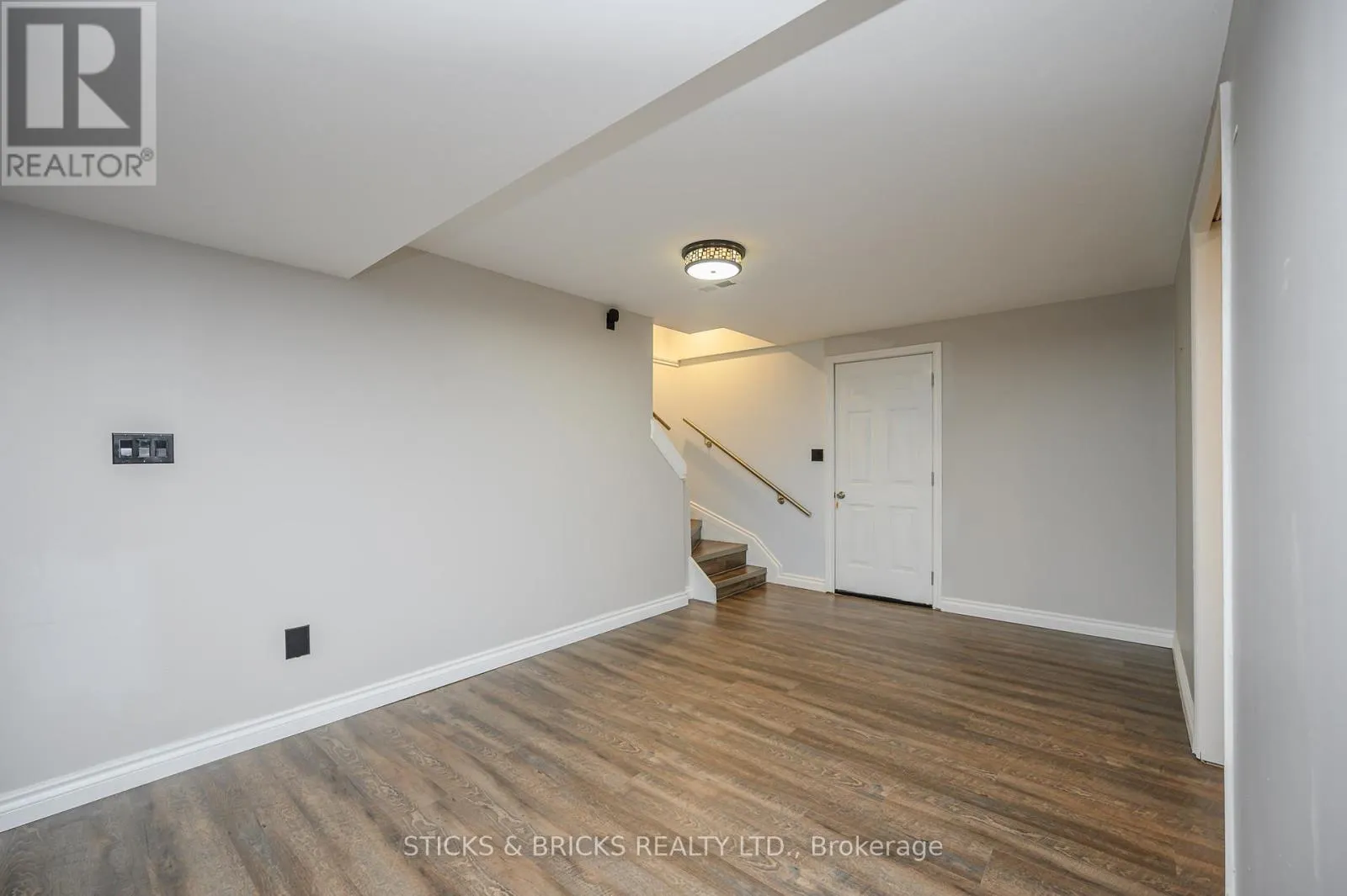 7102 BURBANK CRESCENT