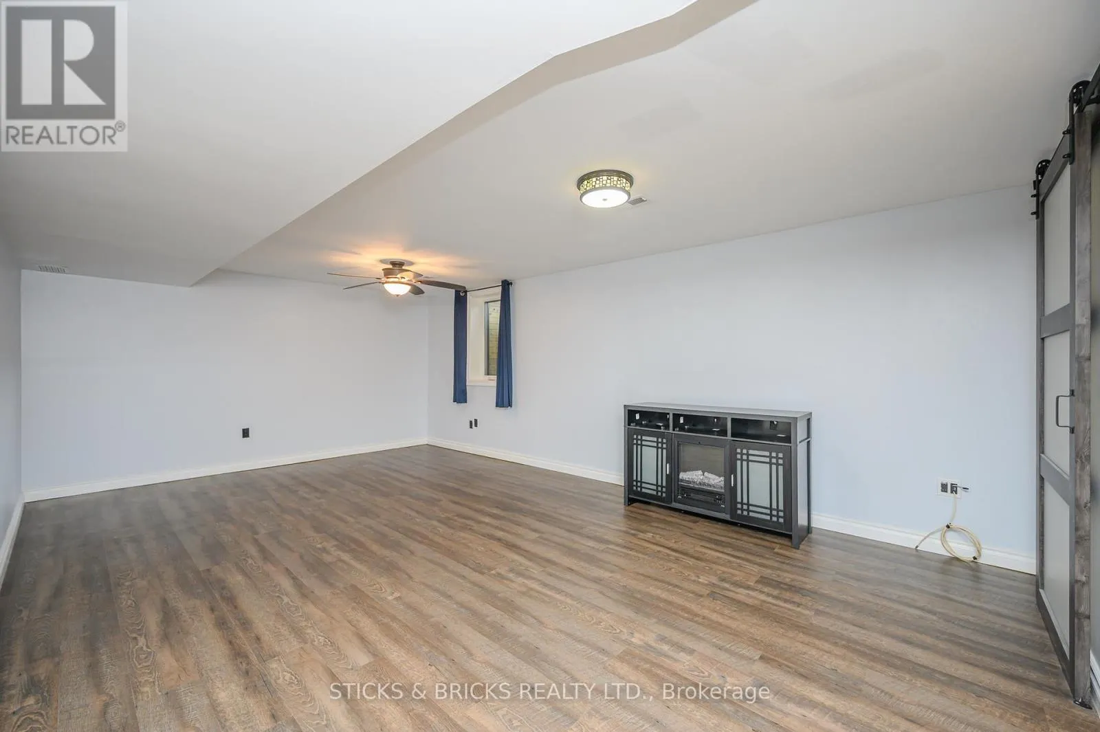 7102 BURBANK CRESCENT