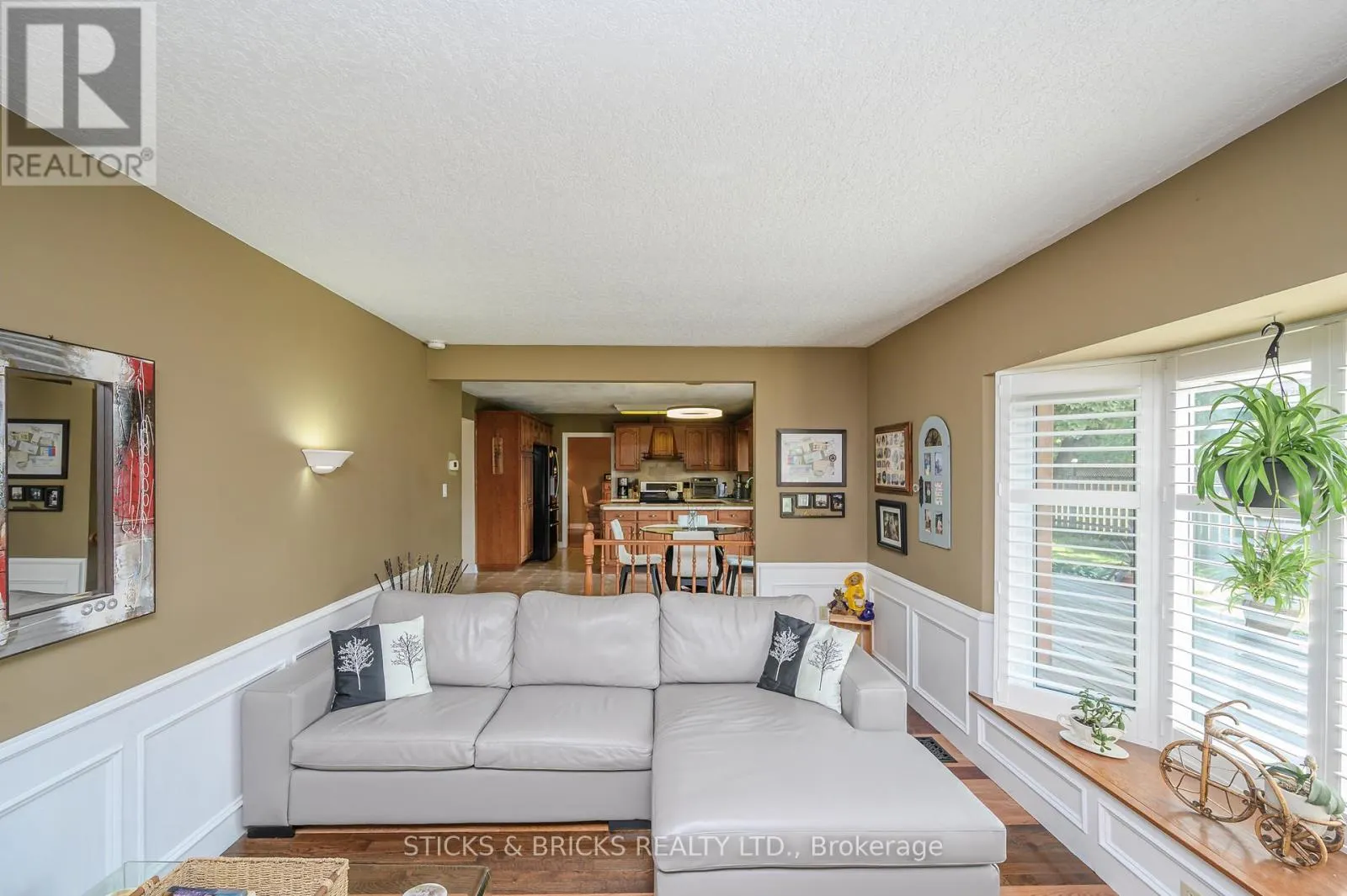 7102 BURBANK CRESCENT