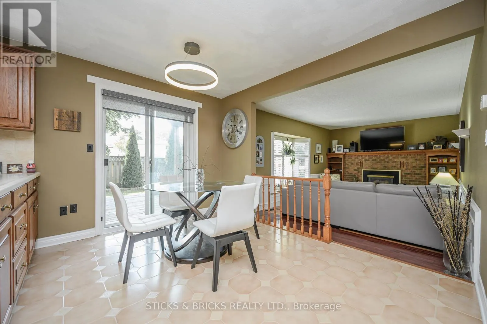 7102 BURBANK CRESCENT