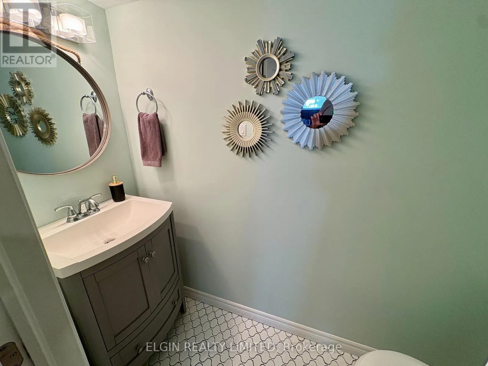 10 AMBLESIDE DRIVE
