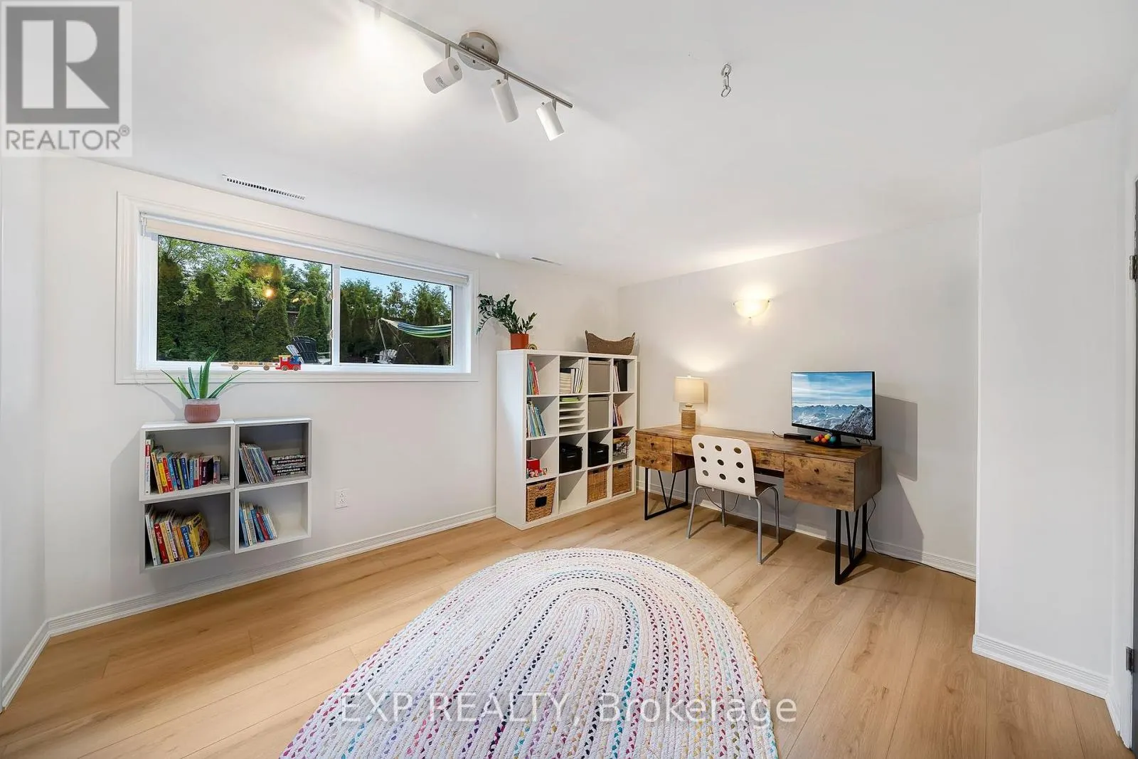 7 REDWOOD DRIVE