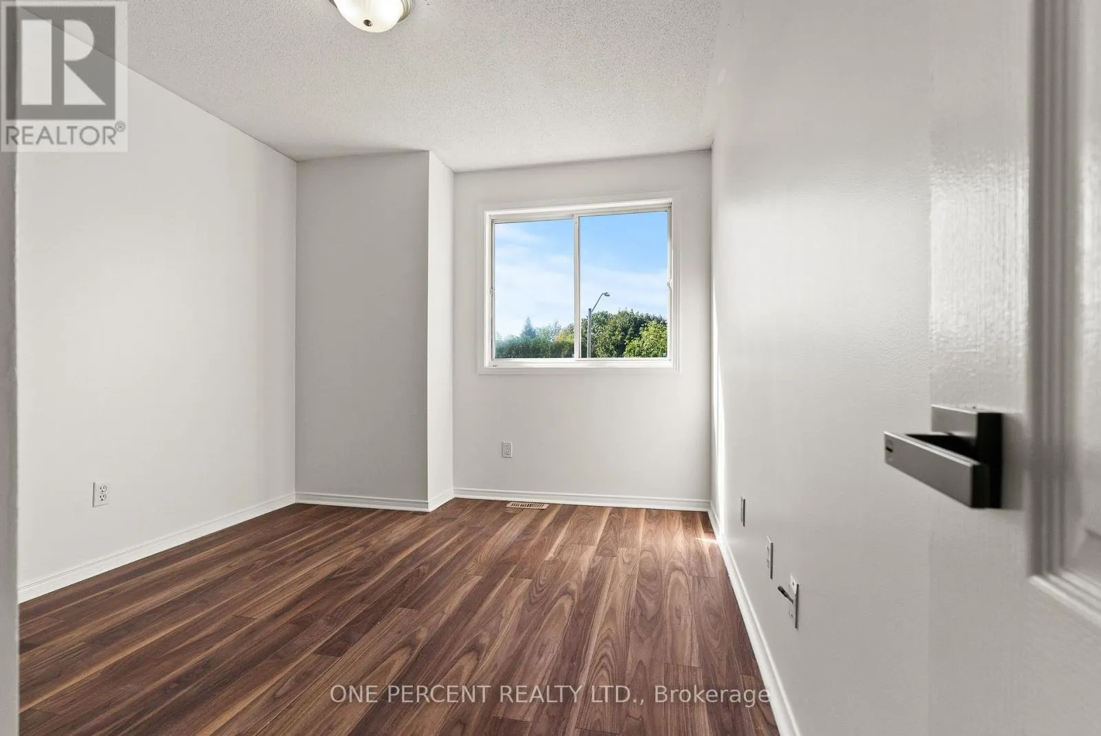 11 BOWEN CRESCENT