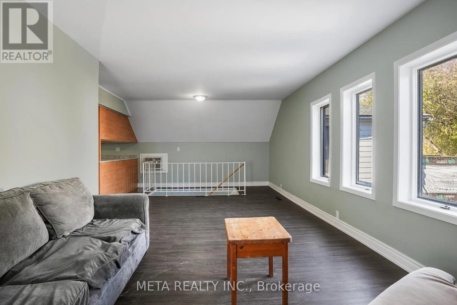 3 HASTINGS STREET N