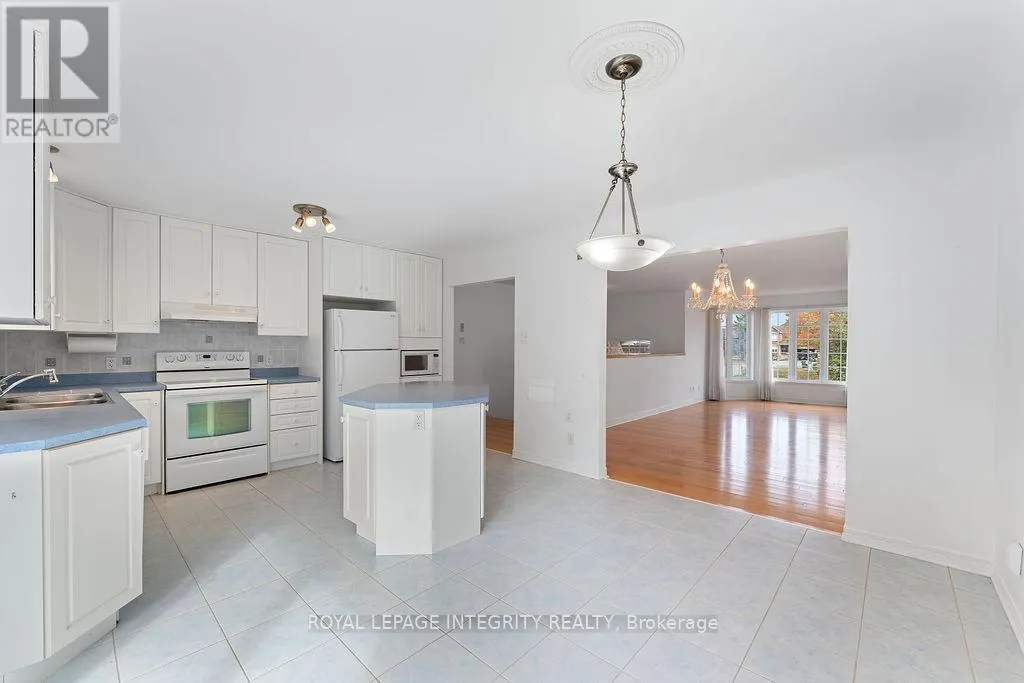 81 LLOYDALEX CRESCENT