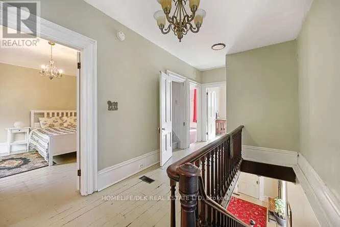 6 PEARL STREET W