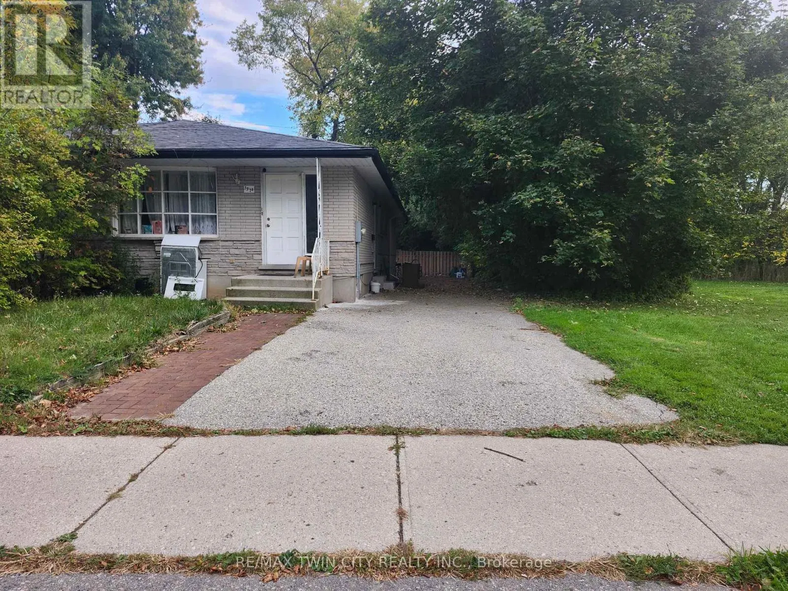 LOWER - 197B CEDARVALE CRESCENT