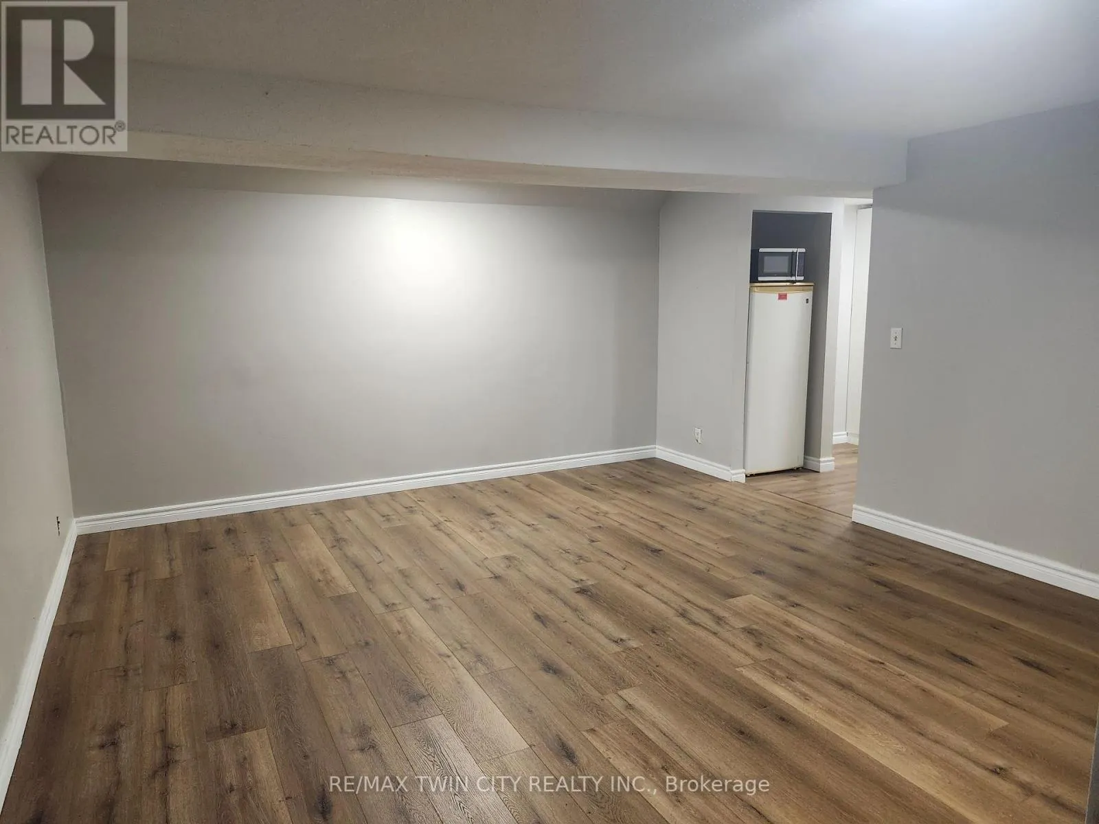 LOWER - 197B CEDARVALE CRESCENT