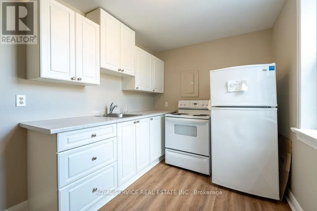 3 - 33 BROOK ROAD S, #3