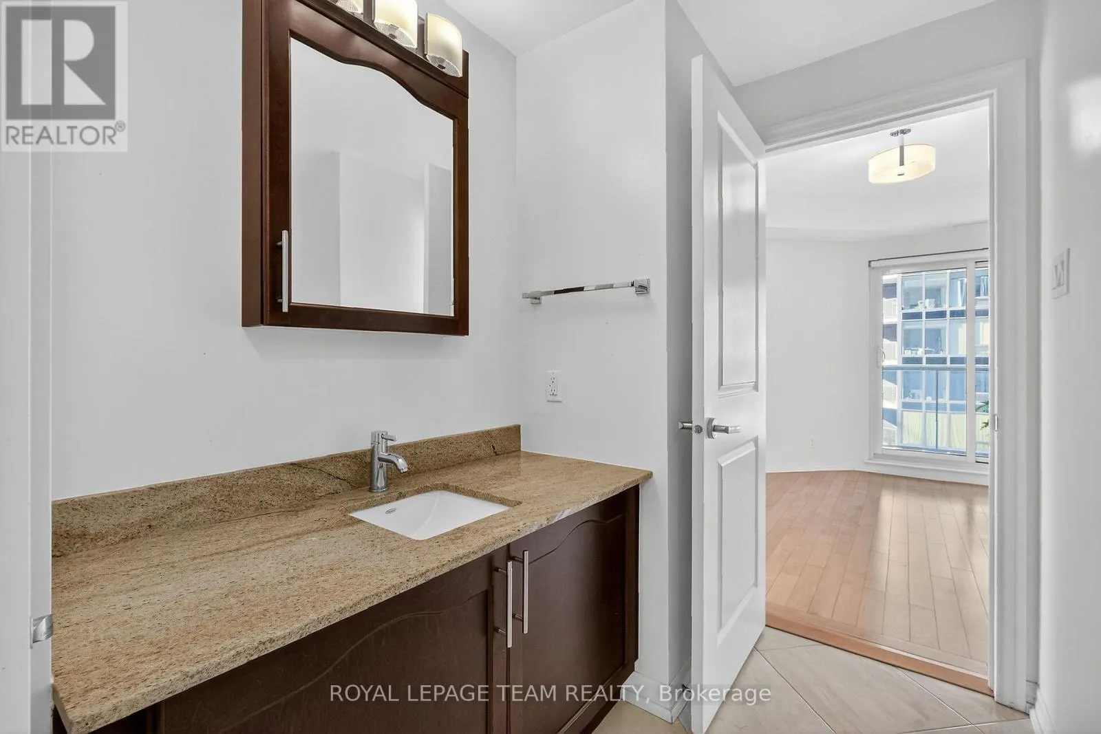 1601 - 242 RIDEAU STREET