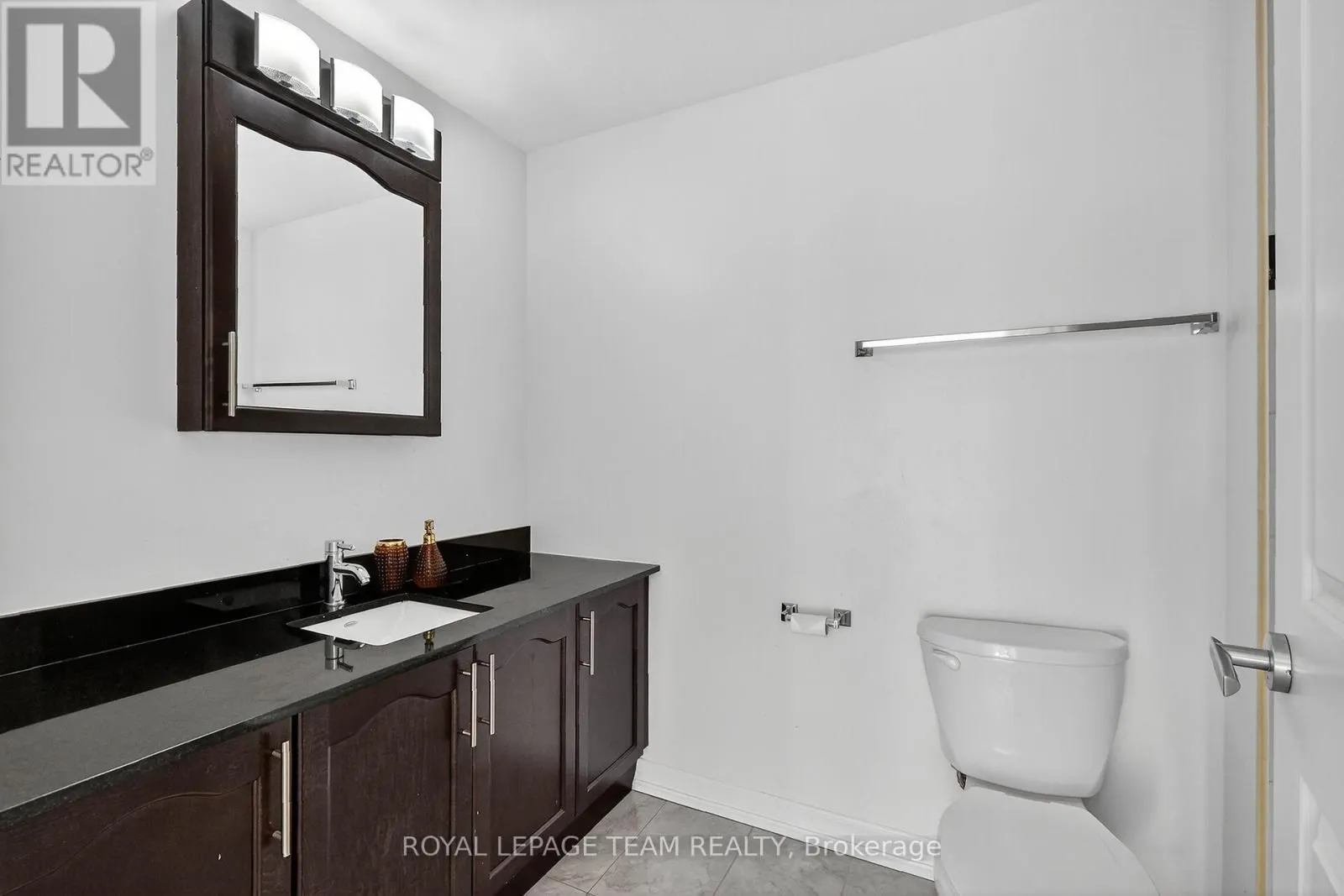1601 - 242 RIDEAU STREET