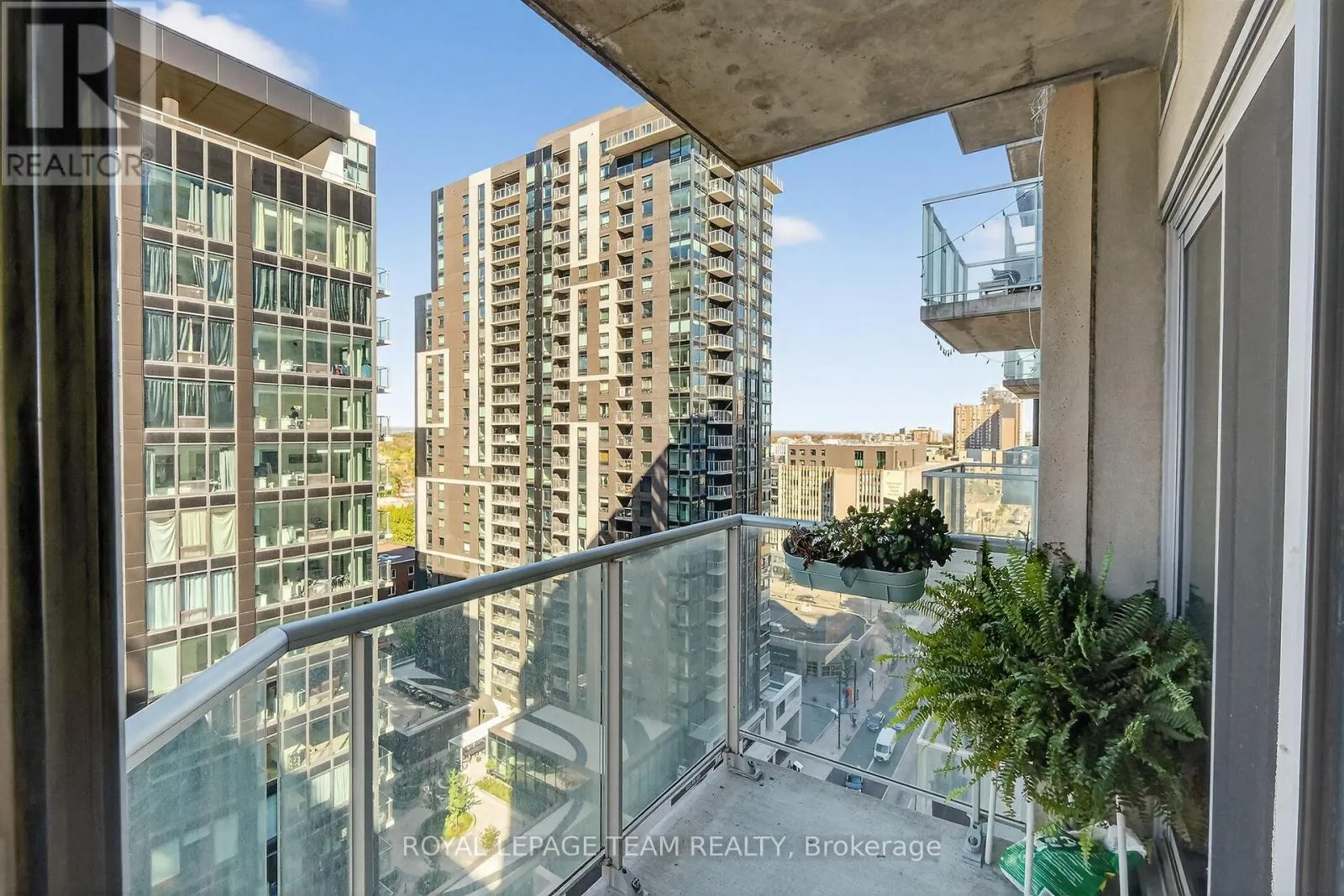 1601 - 242 RIDEAU STREET