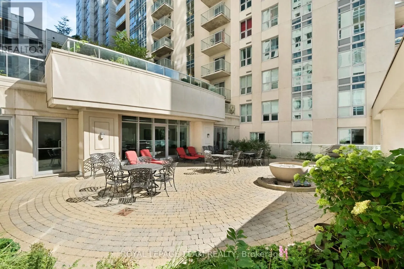 1601 - 242 RIDEAU STREET