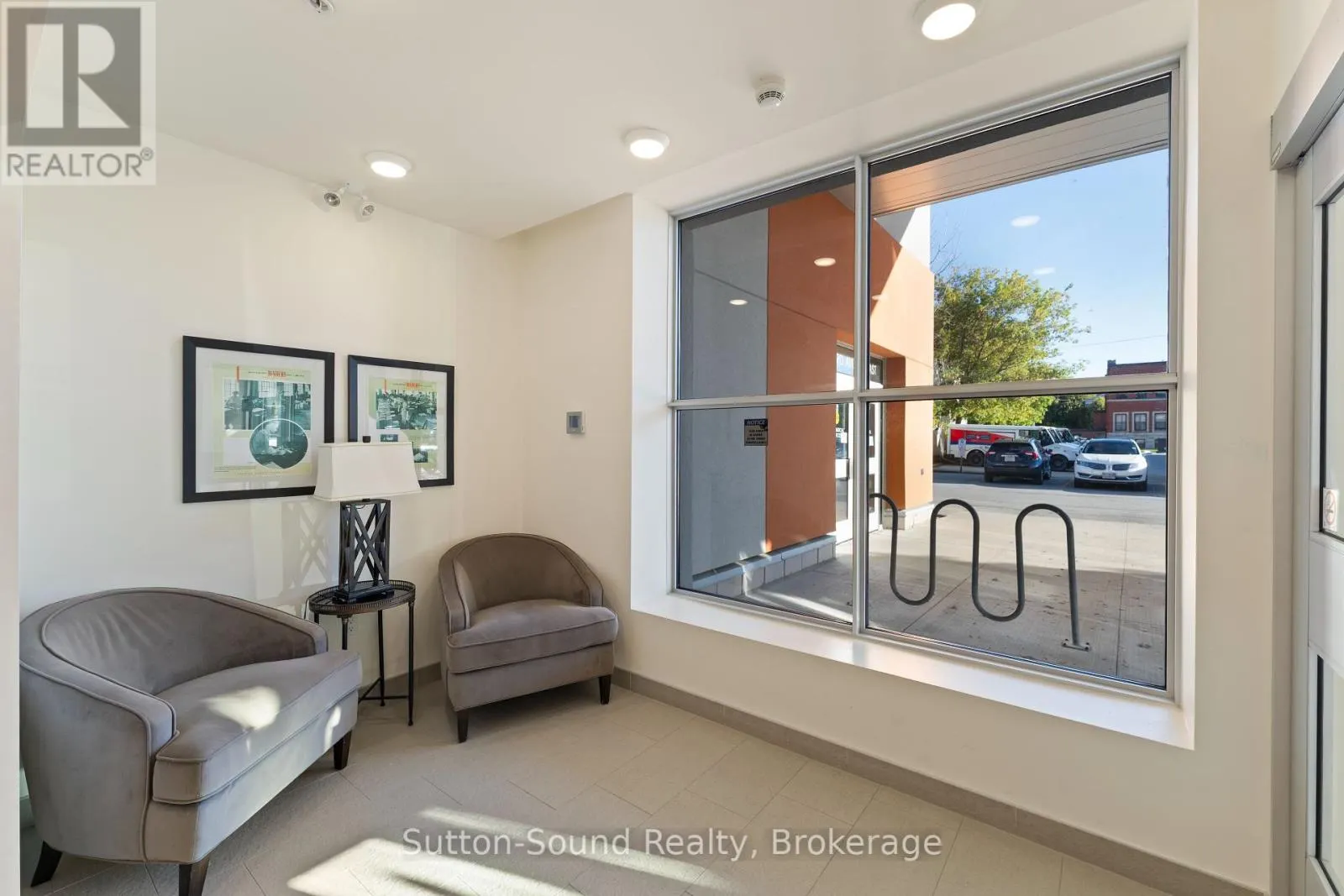 410 - 945 3RD AVENUE EAST AVENUE, #410
