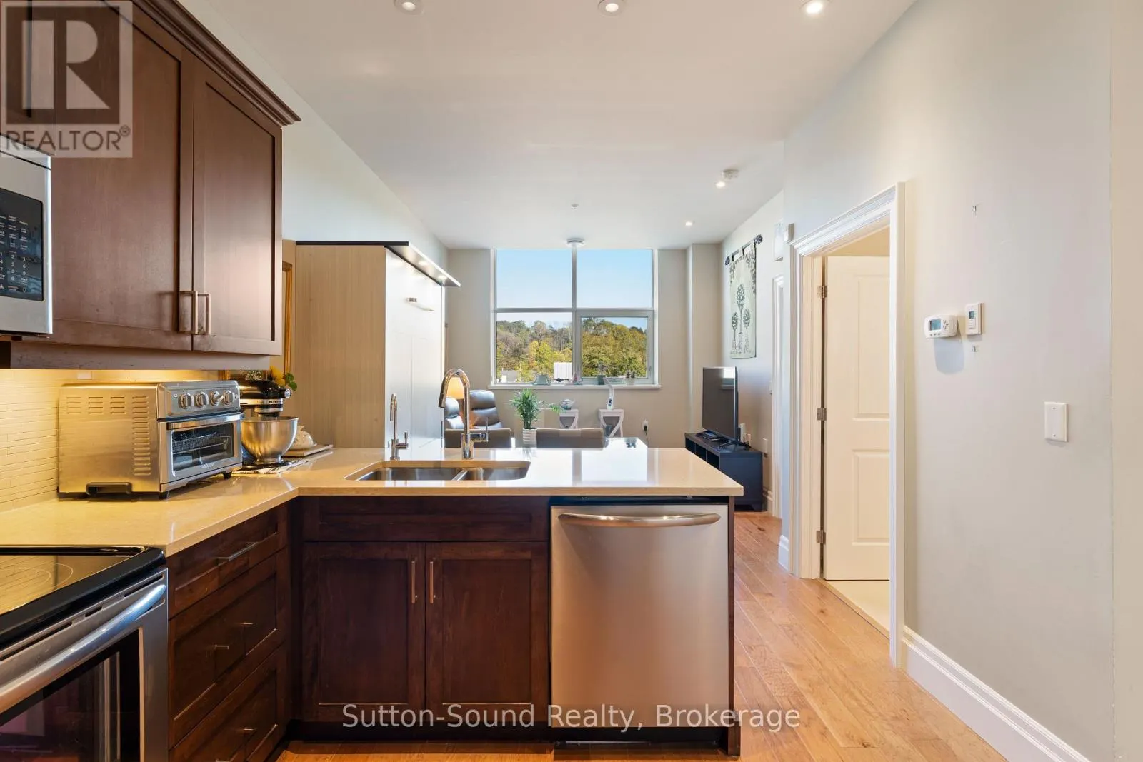 410 - 945 3RD AVENUE EAST AVENUE, #410