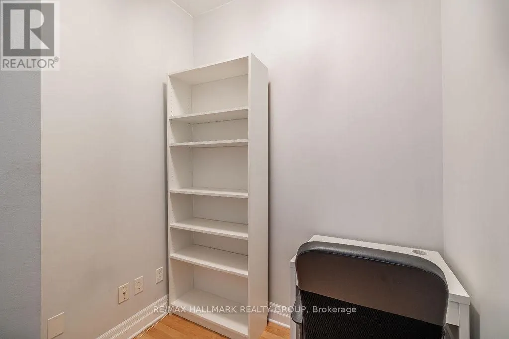 914 - 235 KENT STREET