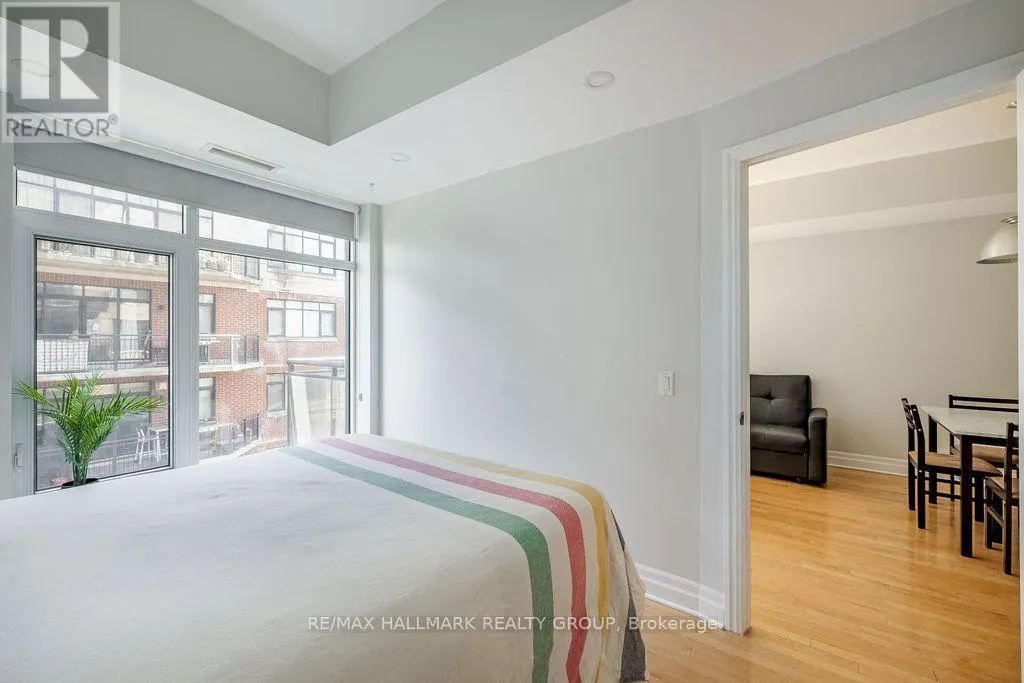 914 - 235 KENT STREET