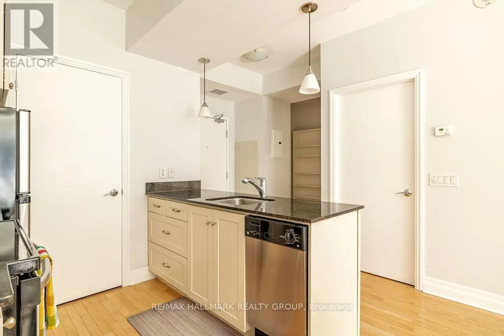 914 - 235 KENT STREET