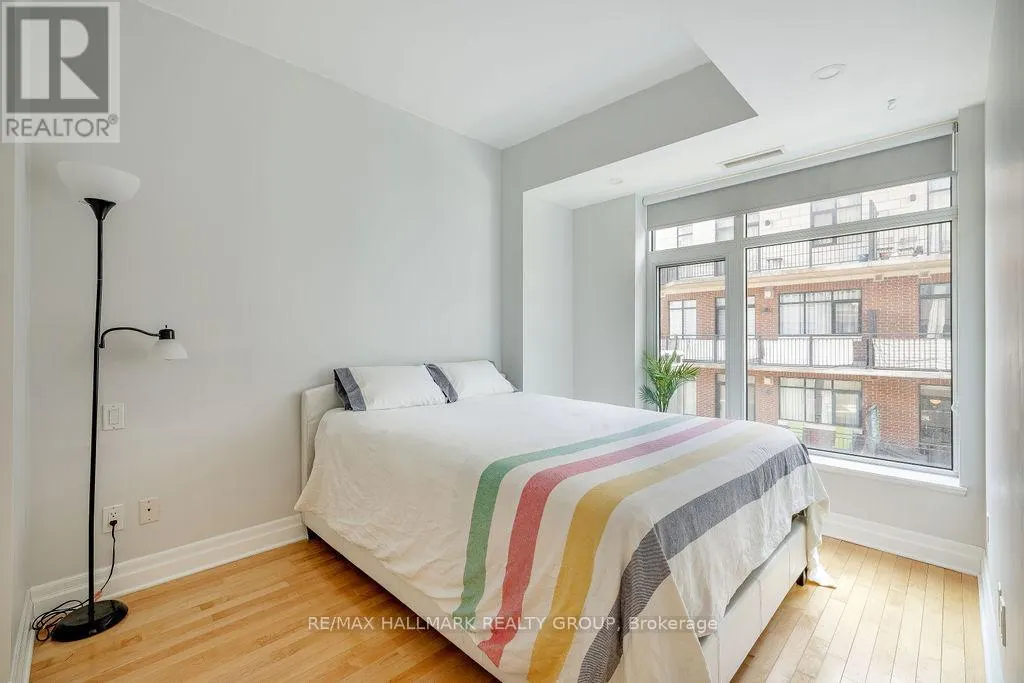 914 - 235 KENT STREET