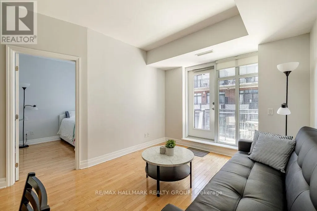 914 - 235 KENT STREET