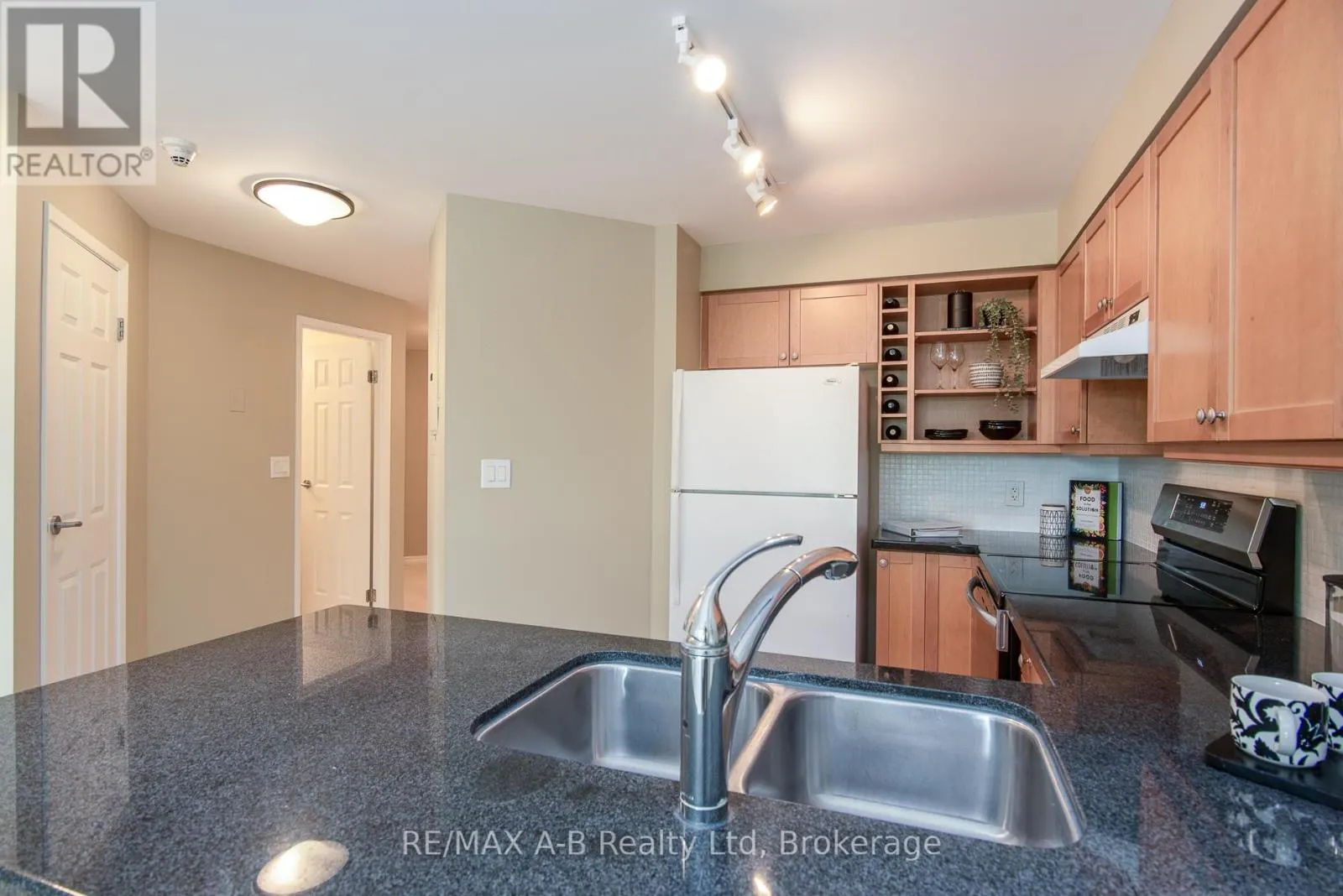 202 - 400 ROMEO STREET N, #202