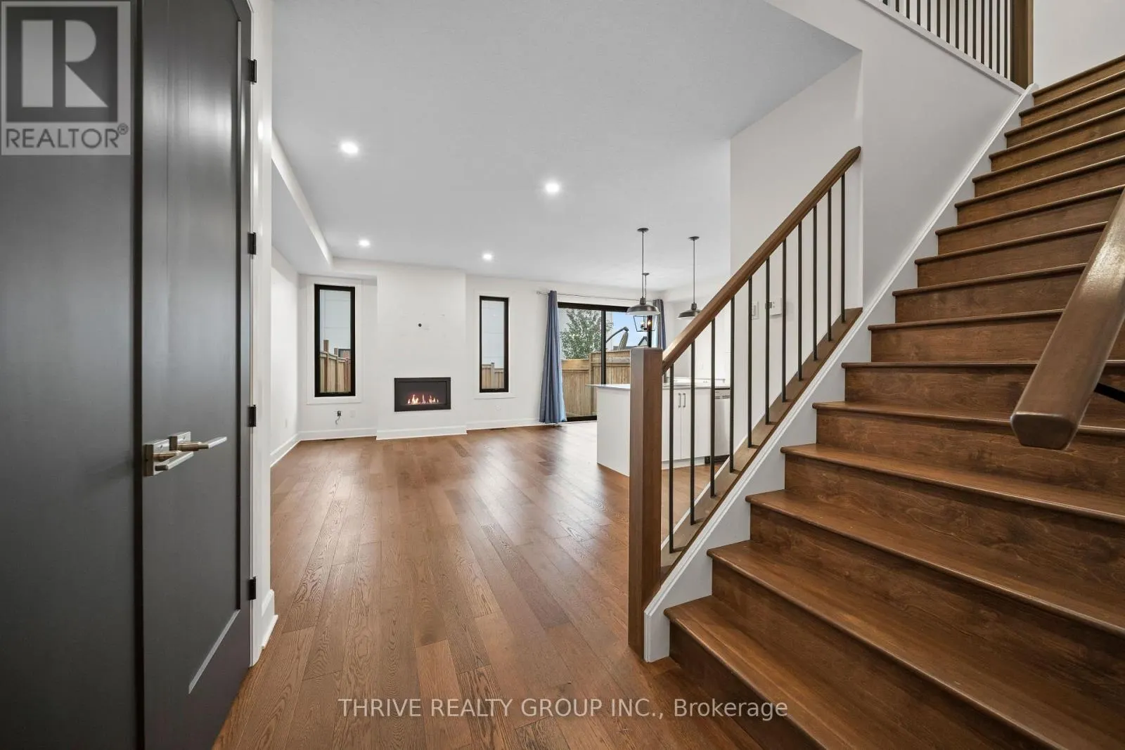 947 UPPERPOINT AVENUE