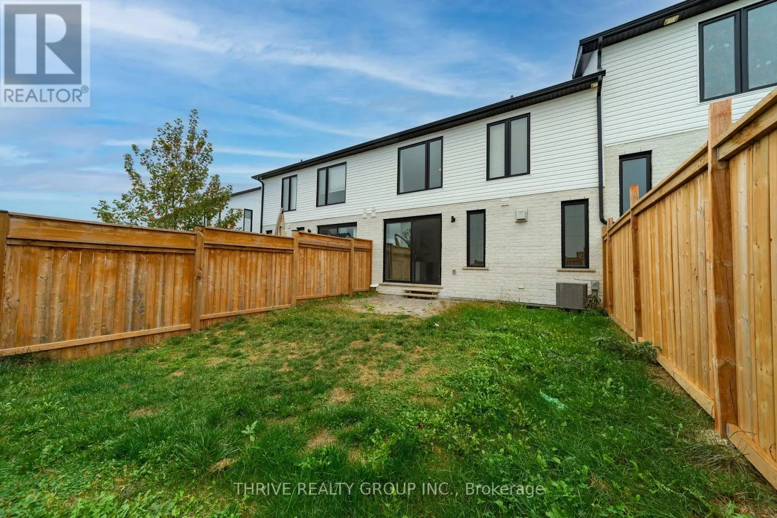 947 UPPERPOINT AVENUE