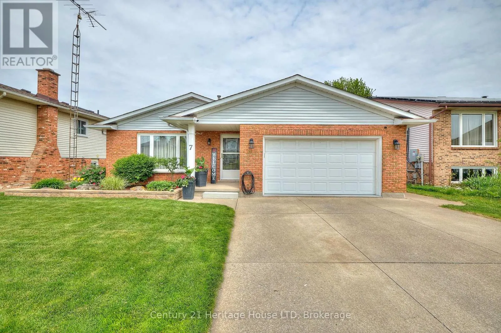 7 HUNTINGTON LANE