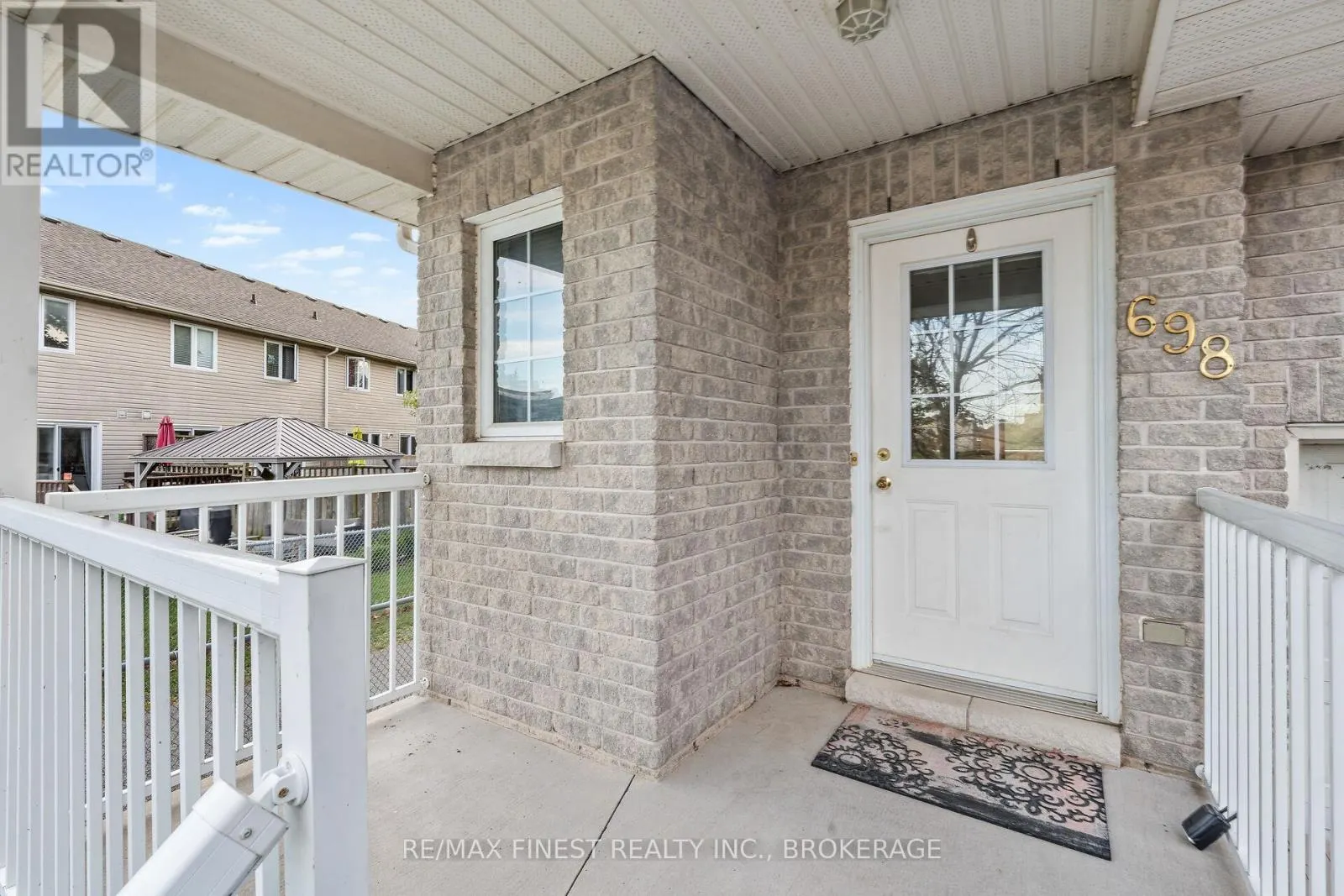 698 MACLEAN COURT