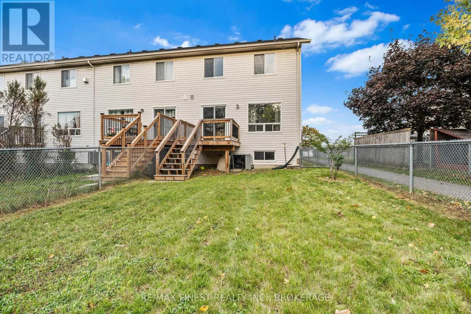 698 MACLEAN COURT