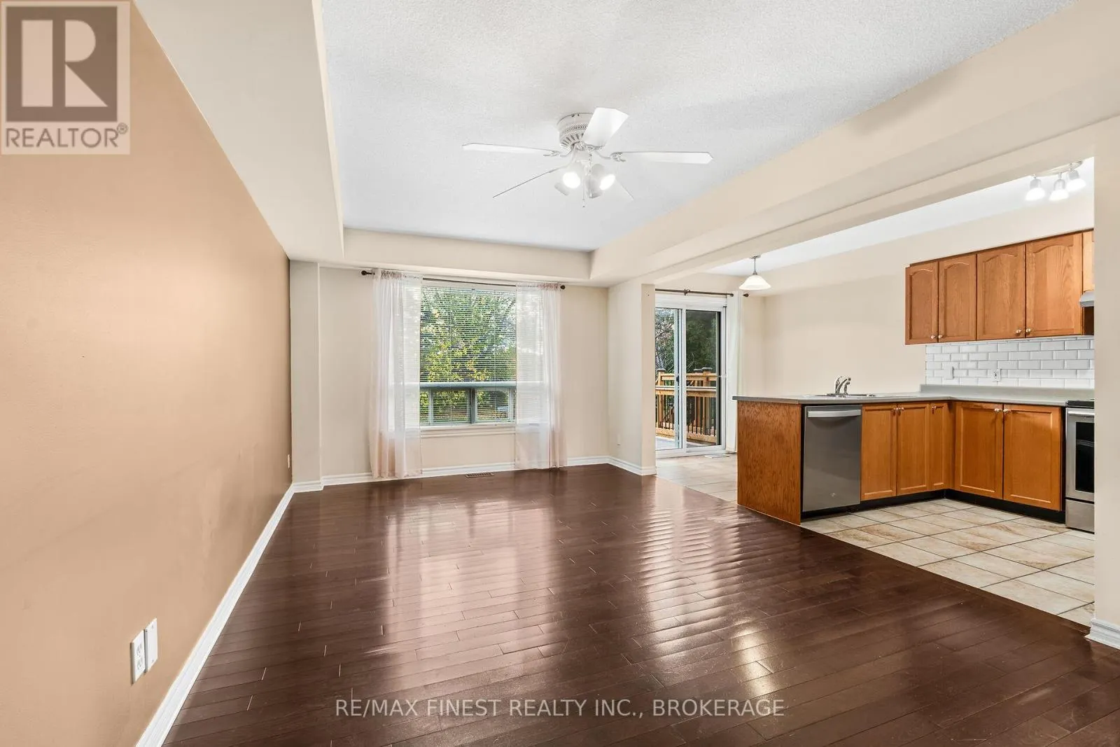 698 MACLEAN COURT