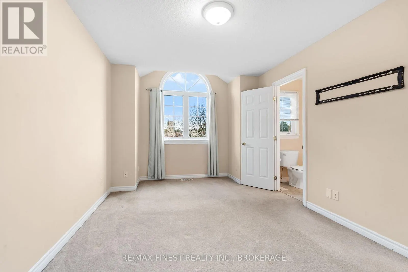 698 MACLEAN COURT