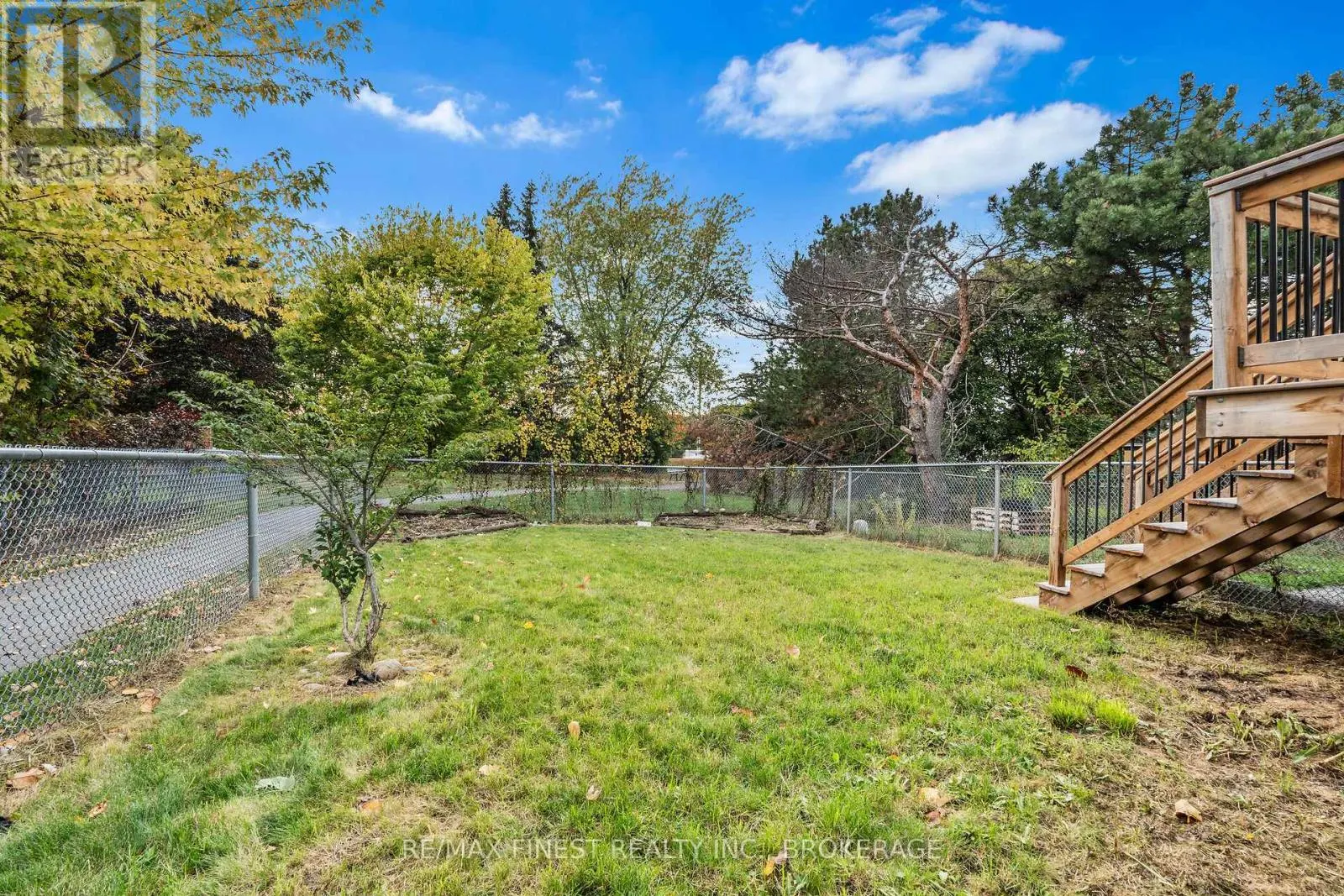 698 MACLEAN COURT
