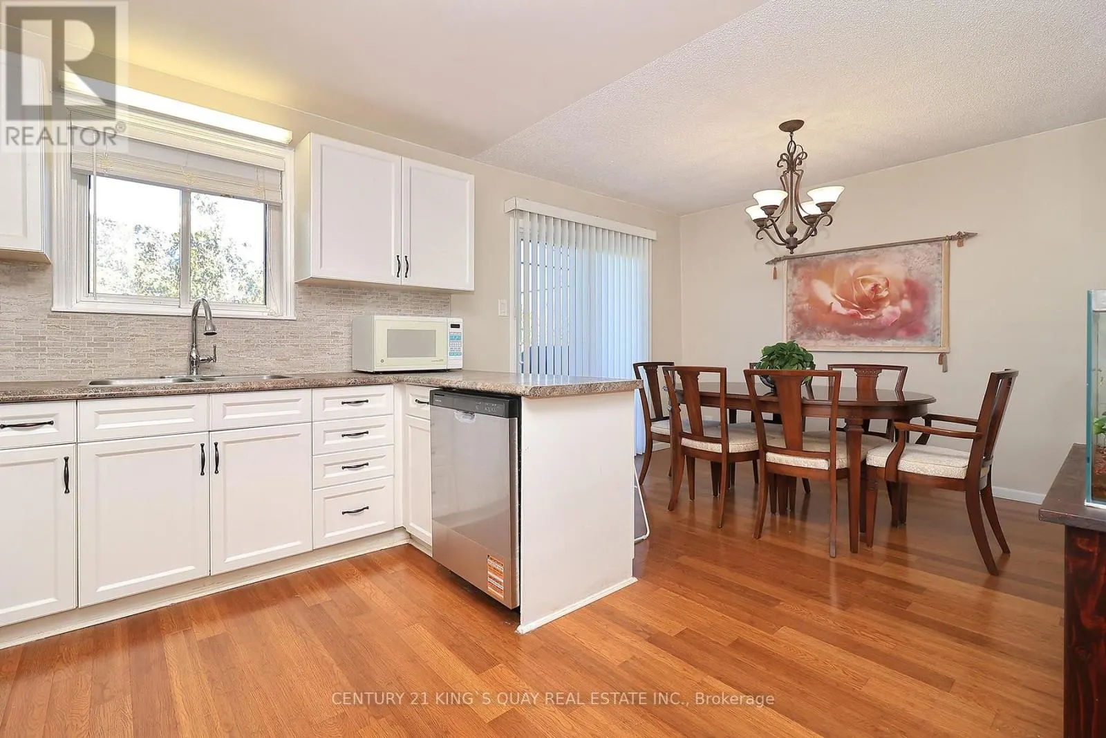 29 - 115 MARY STREET W