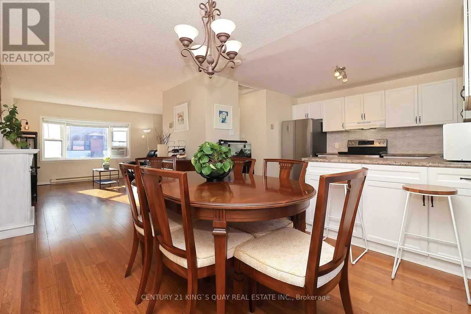29 - 115 MARY STREET W
