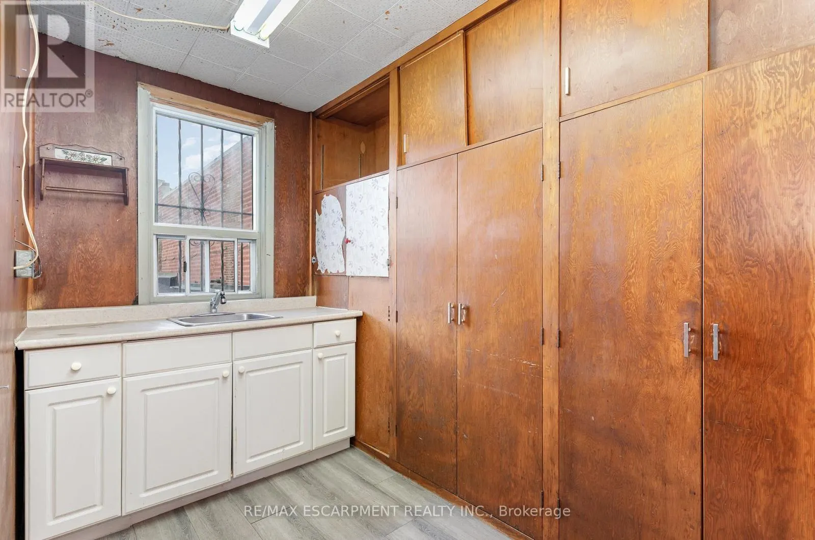201 OTTAWA STREET N