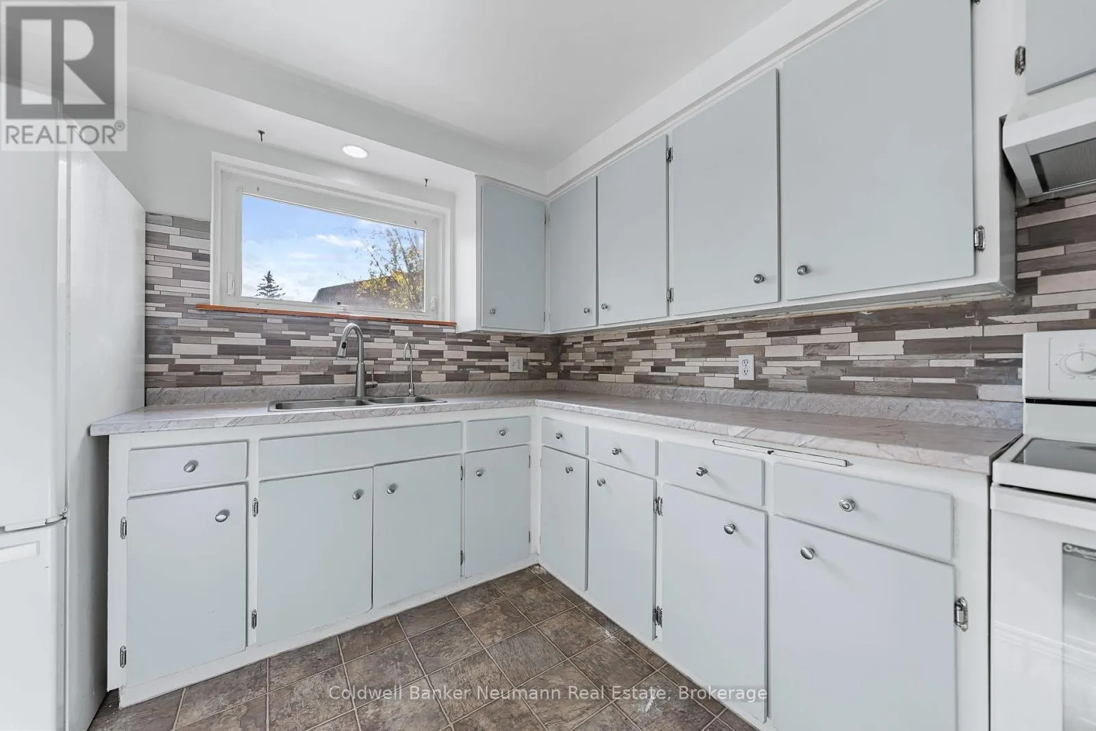 19 - 539 WILLOW ROAD, #19