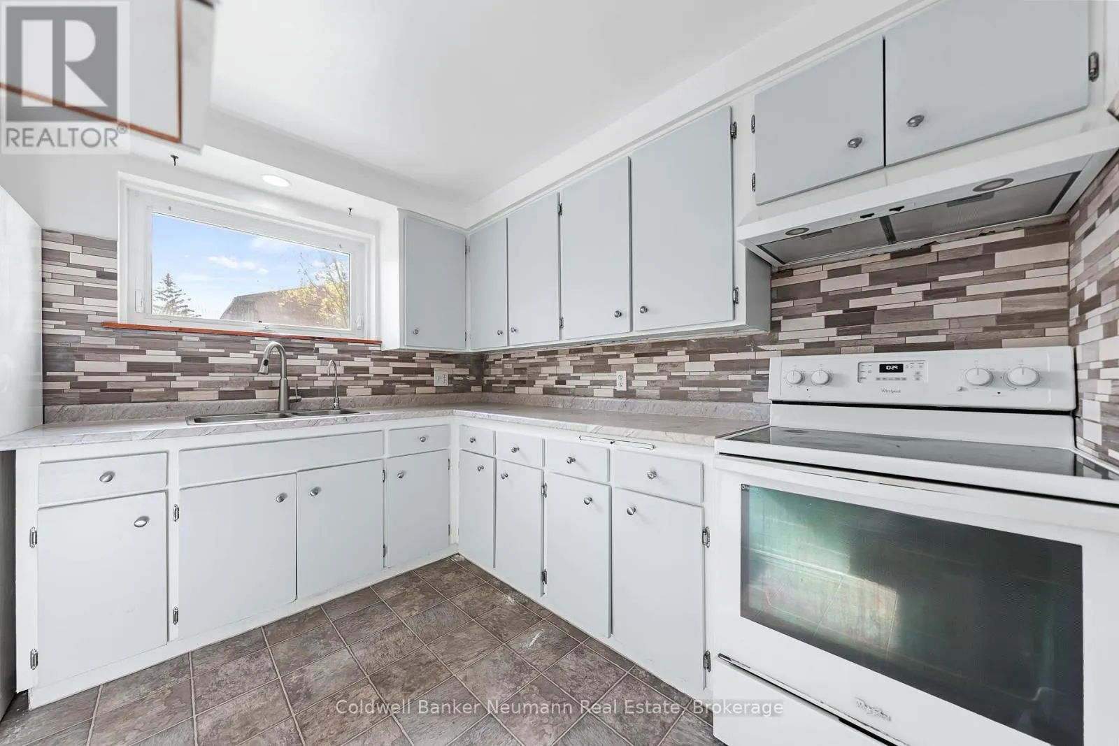 19 - 539 WILLOW ROAD, #19