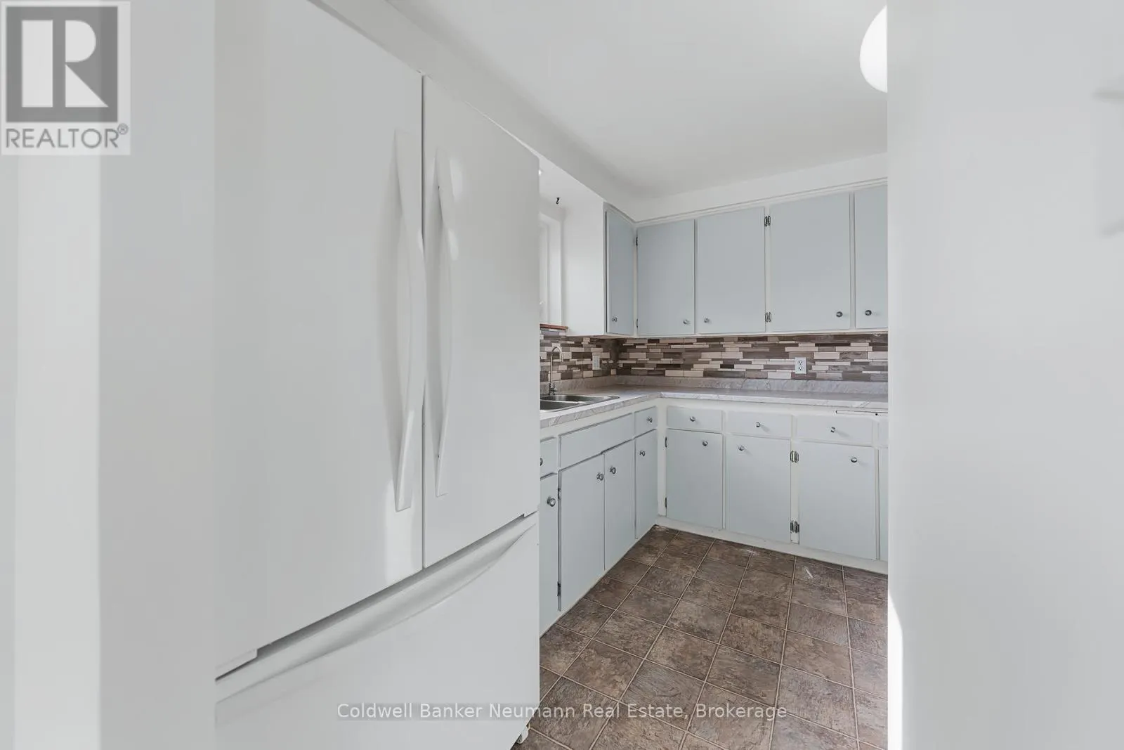 19 - 539 WILLOW ROAD, #19