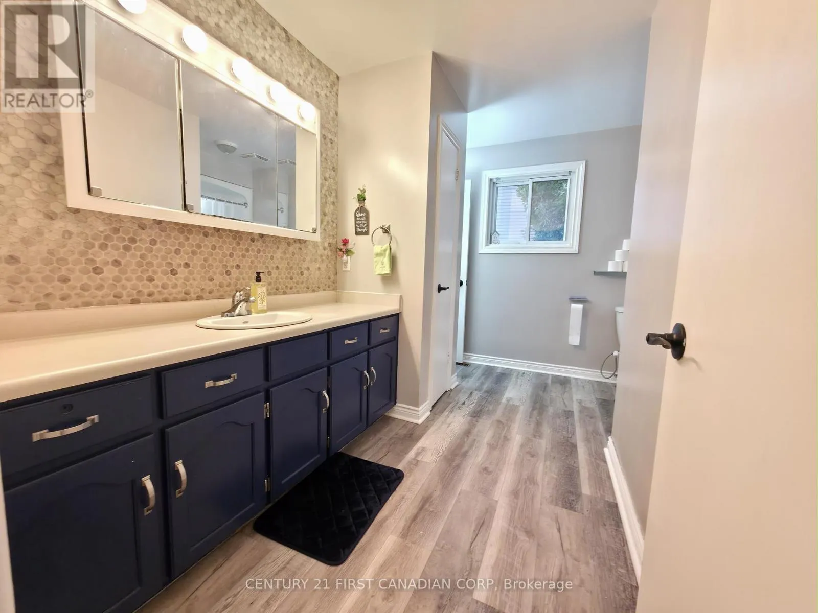 15 MOHICAN DRIVE